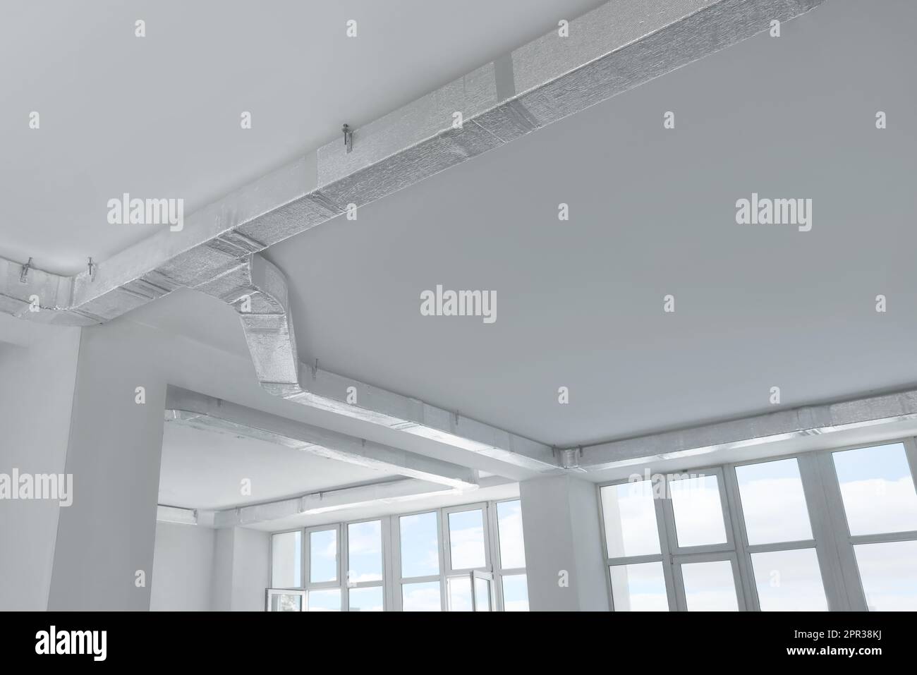Soffitto con sistema di ventilazione per interni, vista ad angolo basso Foto Stock