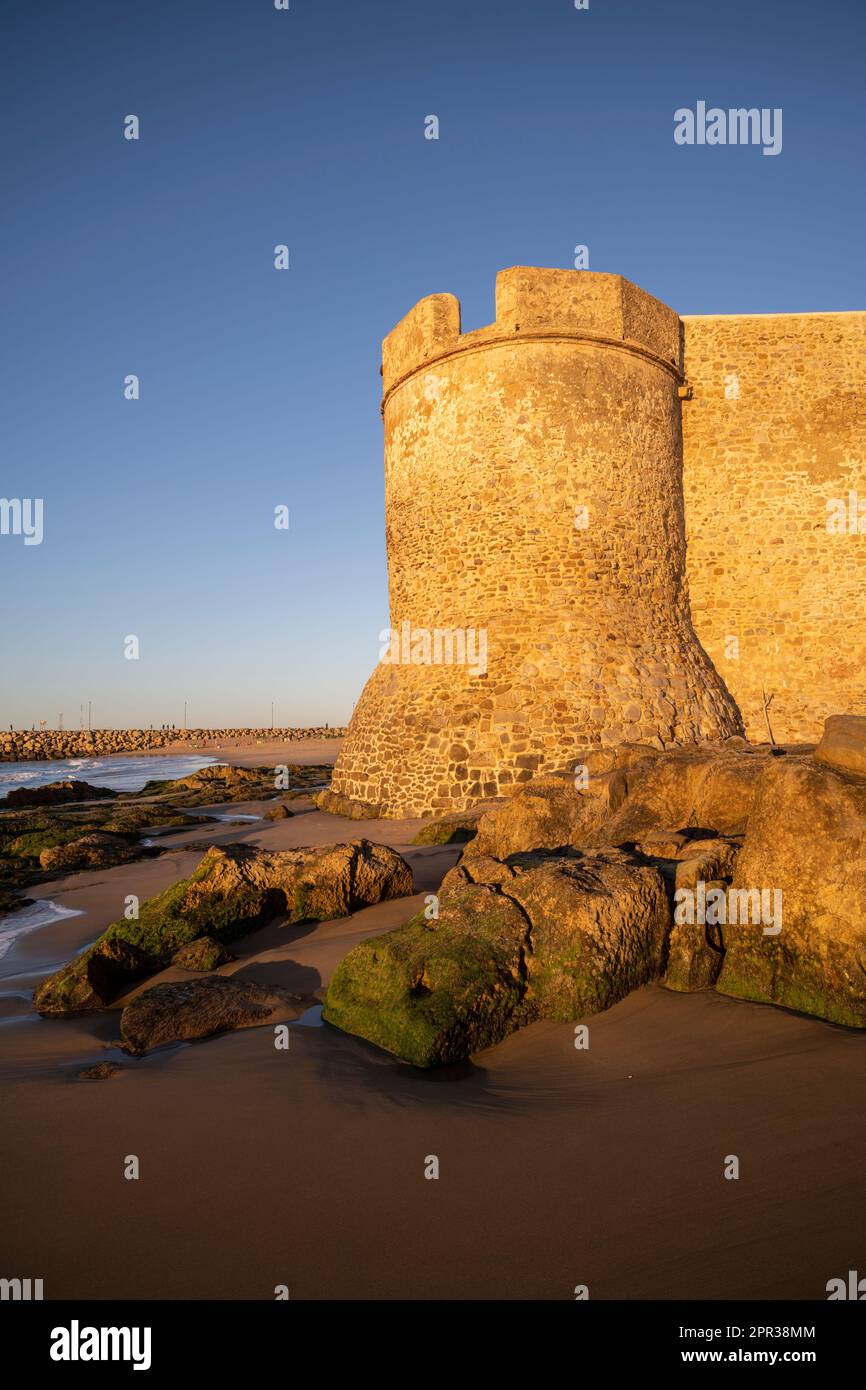 Mura fortificate della medina di Asilah visto dalla costa al tramonto. Foto Stock