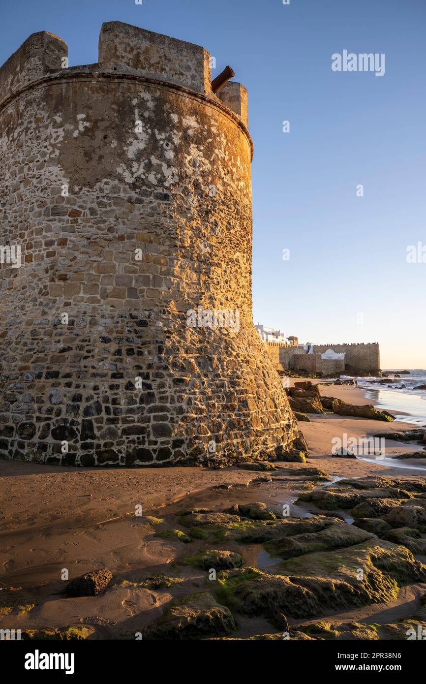 Mura fortificate della medina di Asilah visto dalla costa al tramonto. Foto Stock
