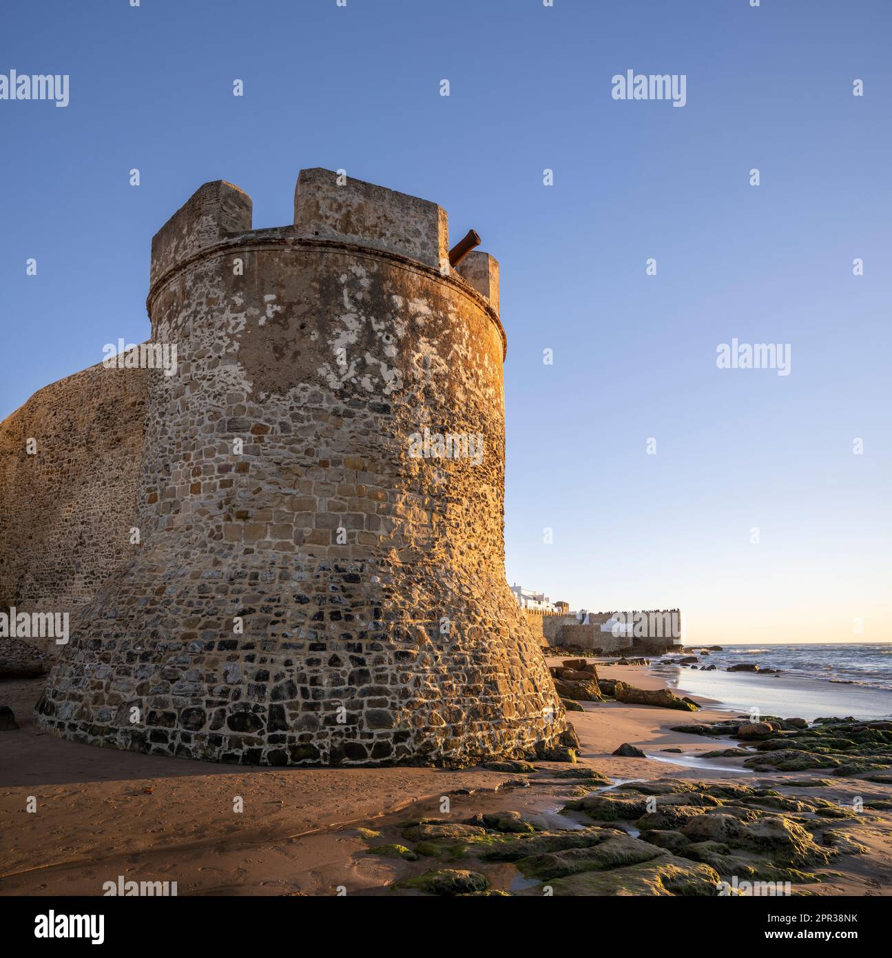 Mura fortificate della medina di Asilah visto dalla costa al tramonto. Foto Stock