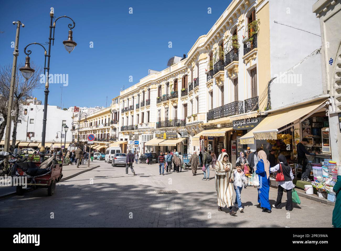 Edifici di stile coloniale nelle strade di Tanger. Foto Stock