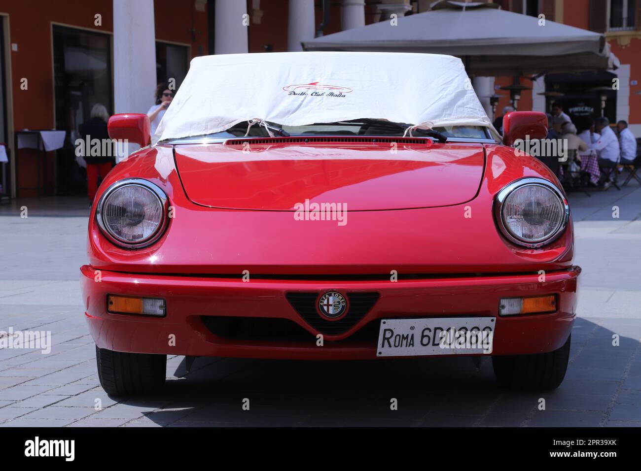 Italia, aprile 2023, dettaglio esterno dell'Alfa Romeo Spider Duetto vintage, mostra pubblica di auto classiche Foto Stock
