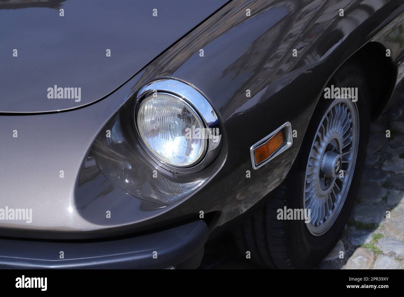 Italia, aprile 2023, dettaglio esterno dell'Alfa Romeo Spider Duetto vintage, mostra pubblica di auto classiche Foto Stock