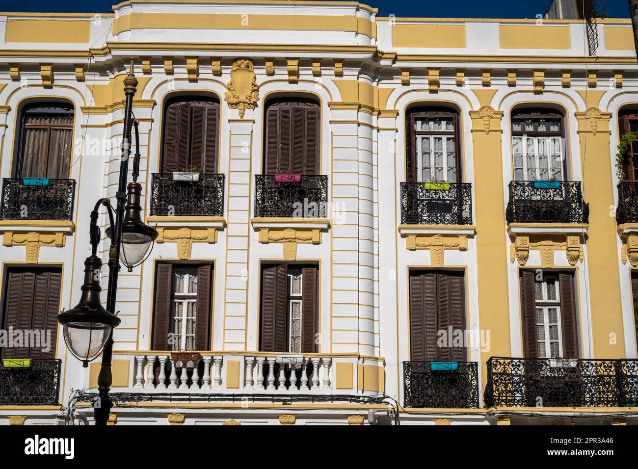 Edifici di stile coloniale nelle strade di Tanger. Foto Stock