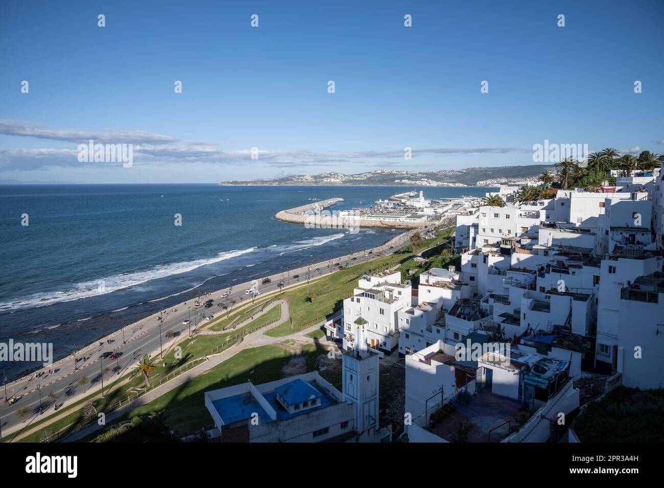 Case bianche della Kasbah di Tangeri con il porto della città sullo sfondo, visto dalle mura difensive della città. Foto Stock