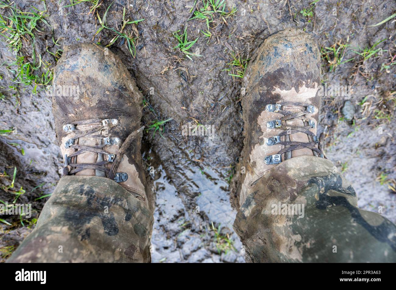 Stivali tattici sporchi del soldato dopo le esercitazioni nel fango. Foto Stock