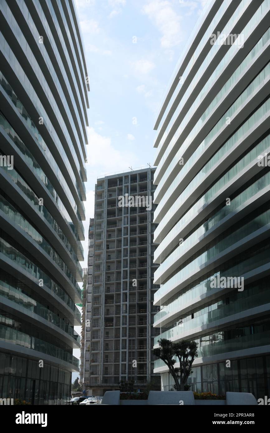 BATUMI, GEORGIA - 10 GIUGNO 2022: Vista degli edifici moderni nelle giornate di sole Foto Stock