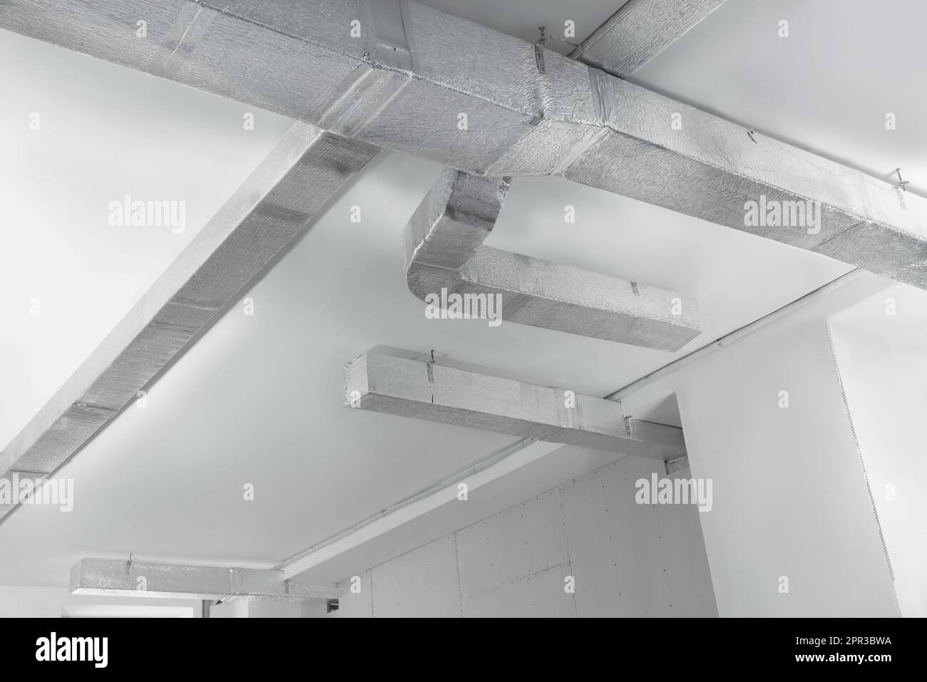 Soffitto con sistema di ventilazione per interni, vista ad angolo basso Foto Stock