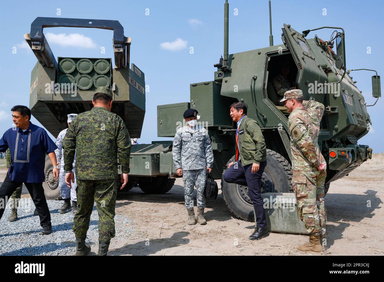 San Miguel, Zambales, Filippine. 26th Apr, 2023. Il presidente filippino BONGBONG MARCOS (Middle) si è acceso da un lanciarazzi multipli HIMARS Light, presso una base navale, durante l'esercizio combinato Joint Littoral Live Fire come parte degli esercizi Balikatan USA-Filippine, in mezzo alle crescenti tensioni con la Cina. L'esercizio combinato di fuoco vivo misto Littoral coinvolge le forze USA e Filippine che utilizzano gli HIMARS per affondare una nave bersaglio e sparare conchiglie di artiglieria. (Credit Image: © Daniel Ceng Shou-Yi/ZUMA Press Wire) SOLO PER USO EDITORIALE! Non per USO commerciale! Foto Stock