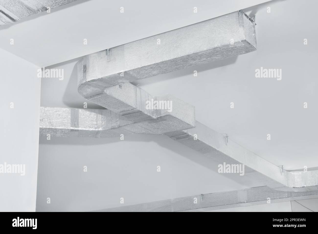 Soffitto con sistema di ventilazione per interni, vista ad angolo basso Foto Stock