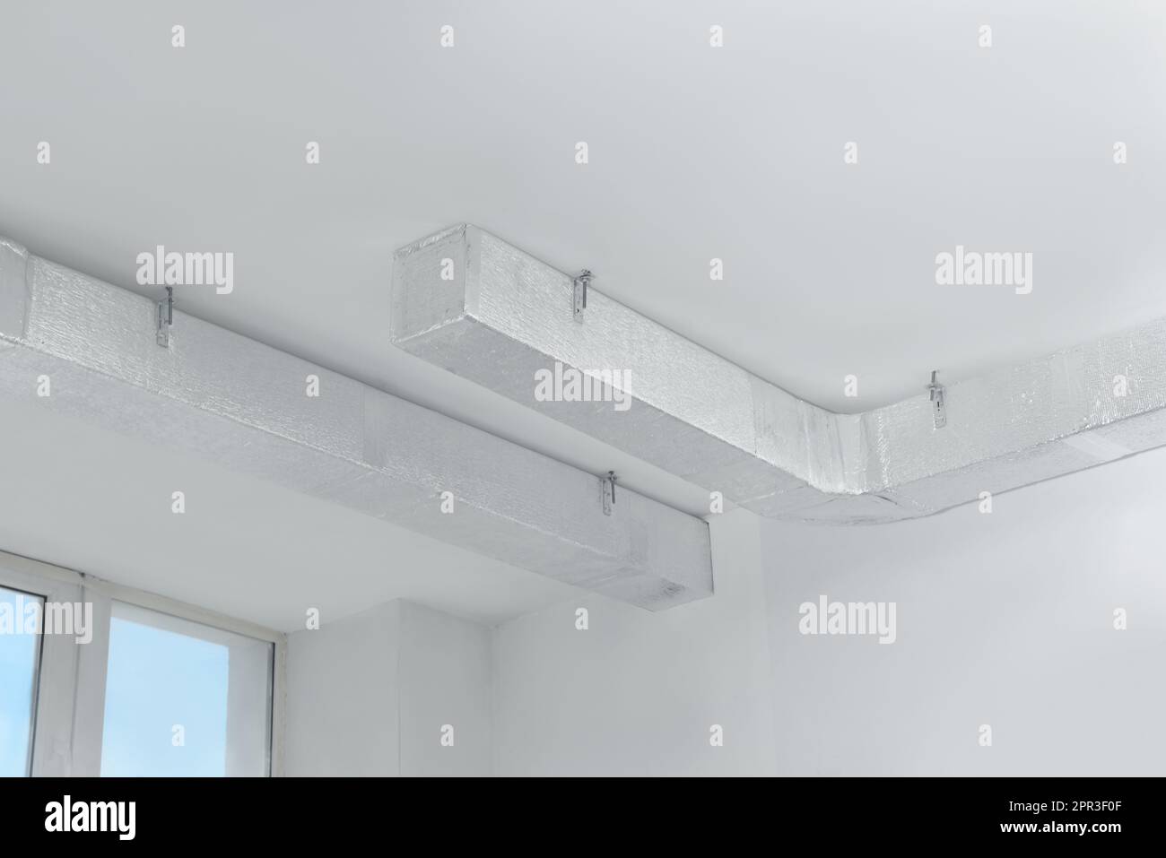 Soffitto con sistema di ventilazione per interni, vista ad angolo basso Foto Stock