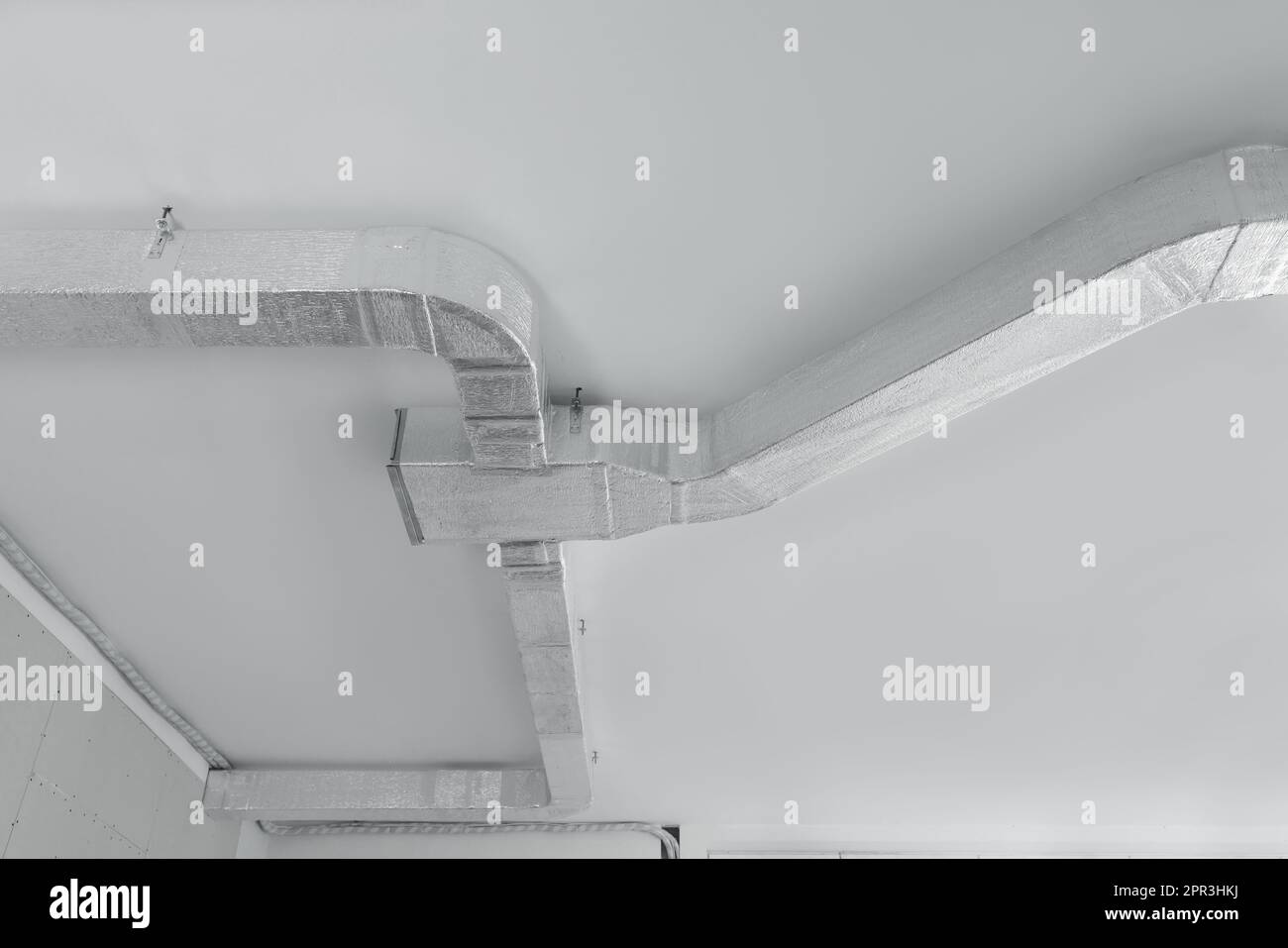 Soffitto con sistema di ventilazione per interni, vista ad angolo basso Foto Stock