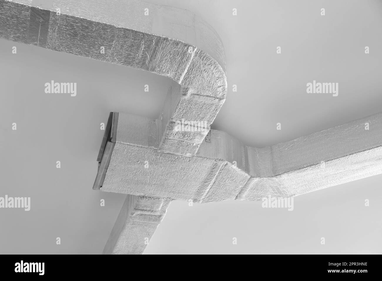 Soffitto con sistema di ventilazione per interni, vista ad angolo basso Foto Stock