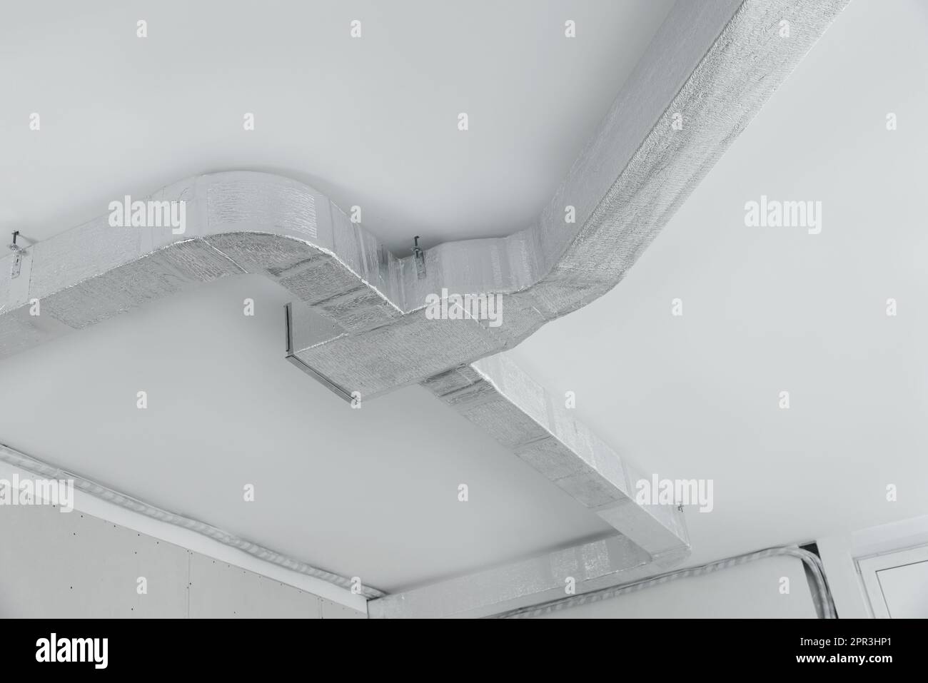 Soffitto con sistema di ventilazione per interni, vista ad angolo basso Foto Stock