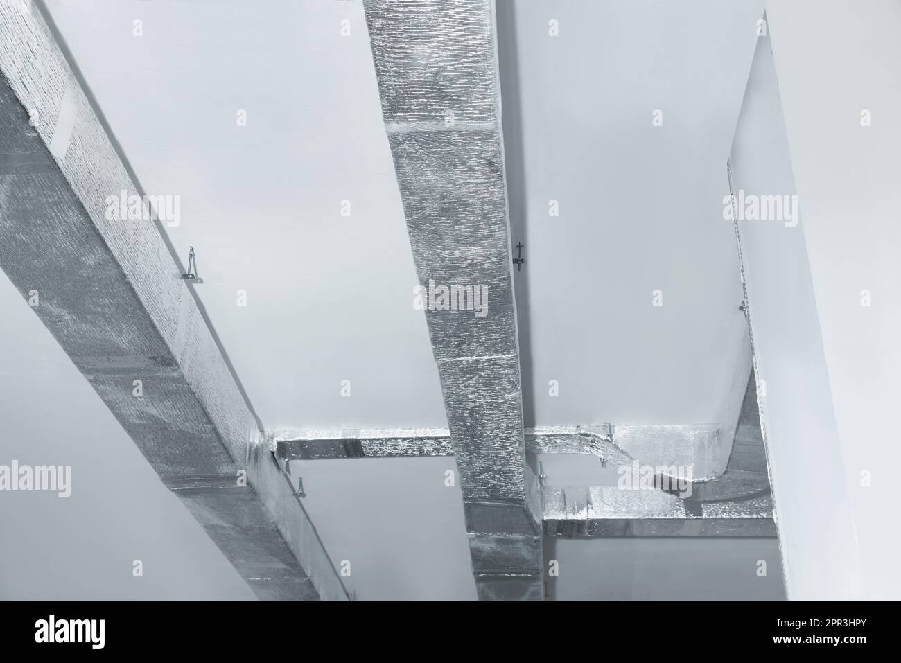 Soffitto con sistema di ventilazione per interni, vista ad angolo basso Foto Stock