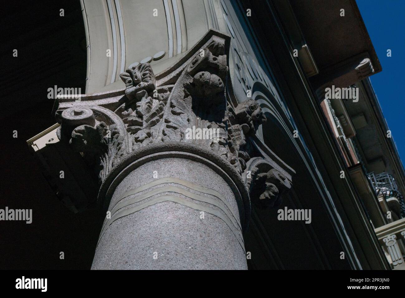 Capitelli neoclassici in stile ionico, eclettici, dell'inizio del XX secolo. Foto Stock