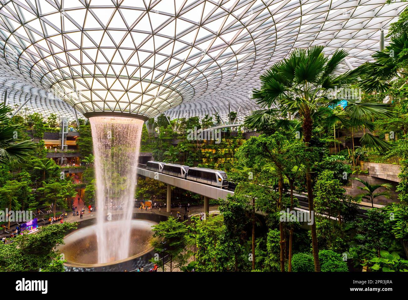 Singapore. Gioiello, cascata e foresta interna all'Aeroporto Changi di Singapore. Singapore Changi è stato incoronato il miglior aeroporto del mondo. Foto Stock