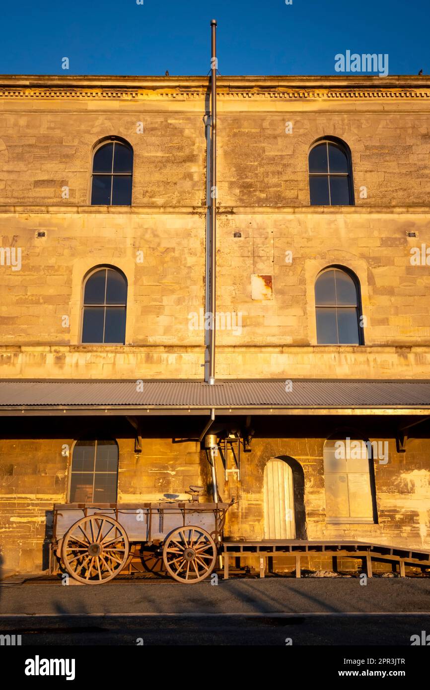 Carro trainato da cavalli fuori dal vecchio magazzino vicino al porto, Oamaru, Nord Otago, Isola del Sud, Nuova Zelanda Foto Stock