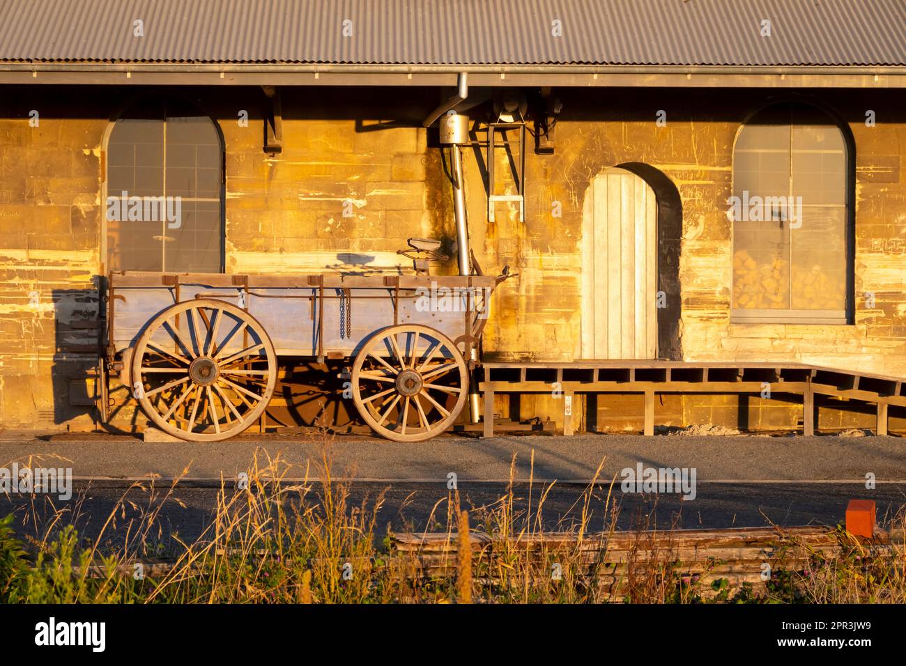 Carro trainato da cavalli fuori dal vecchio magazzino vicino al porto, Oamaru, Nord Otago, Isola del Sud, Nuova Zelanda Foto Stock