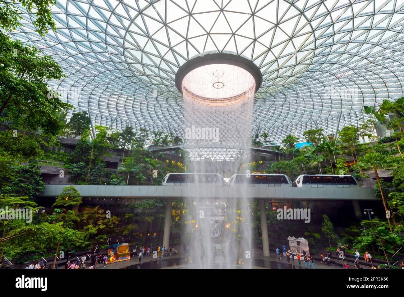 Singapore. Gioiello, cascata e foresta interna all'Aeroporto Changi di Singapore. Singapore Changi è stato incoronato il miglior aeroporto del mondo. Foto Stock