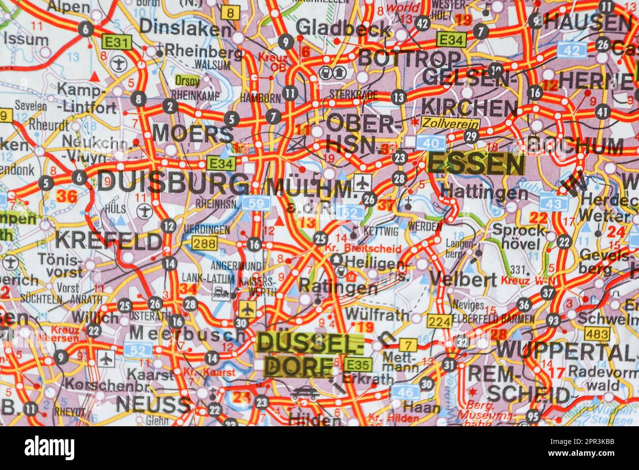 Ratingen, Germania, 26 aprile 2023. Vista della zona tedesca del Ruhrgebiet su una mappa. Dal 1st maggio 2023, i viaggiatori in Germania potranno acquistare Foto Stock