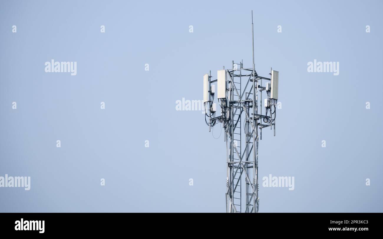 Tower per telecomunicazioni. Antenna sul cielo grigio. Asta radio e satellite. Tecnologia di comunicazione. Settore delle telecomunicazioni. Cellulare o telecomunicazioni 5g Foto Stock