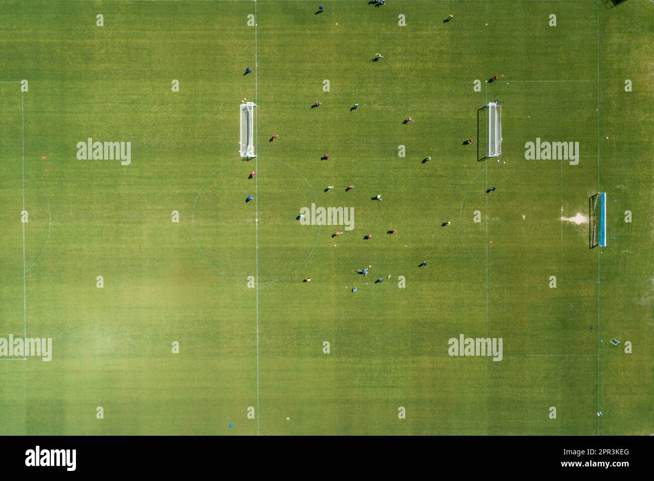 vista aerea zenithal di un campo da calcio durante una sessione di allenamento Foto Stock