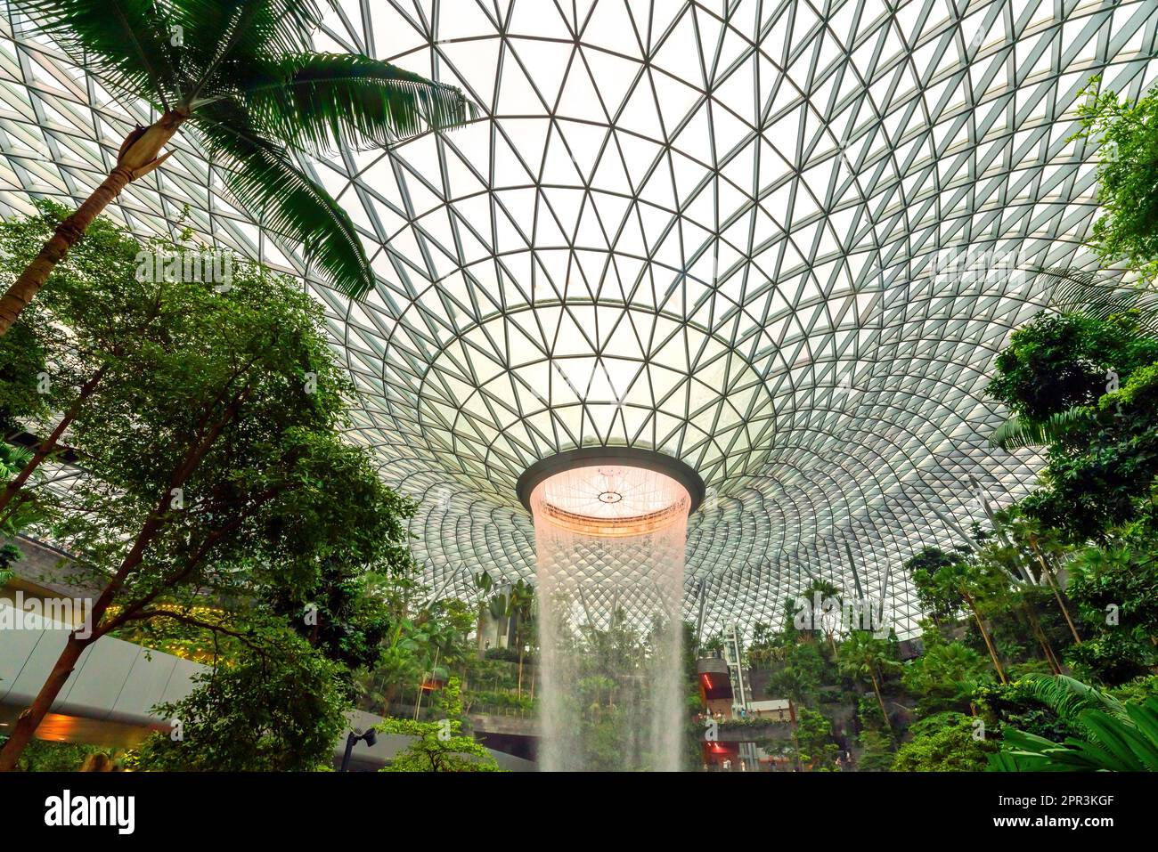 Singapore. Gioiello, cascata e foresta interna all'Aeroporto Changi di Singapore. Singapore Changi è stato incoronato il miglior aeroporto del mondo. Foto Stock