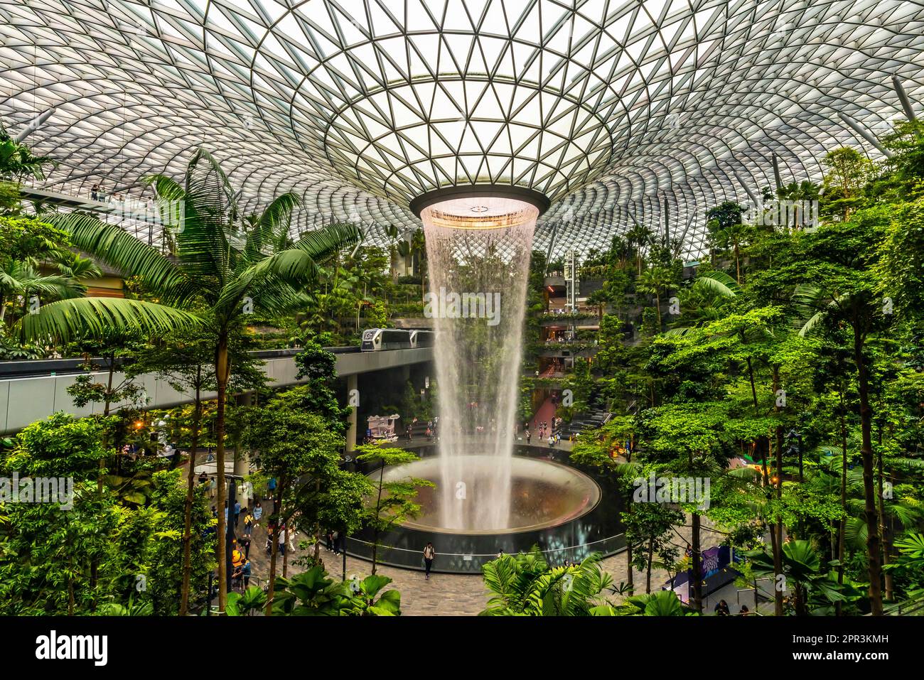 Singapore. Gioiello, cascata e foresta interna all'Aeroporto Changi di Singapore. Singapore Changi è stato incoronato il miglior aeroporto del mondo. Foto Stock
