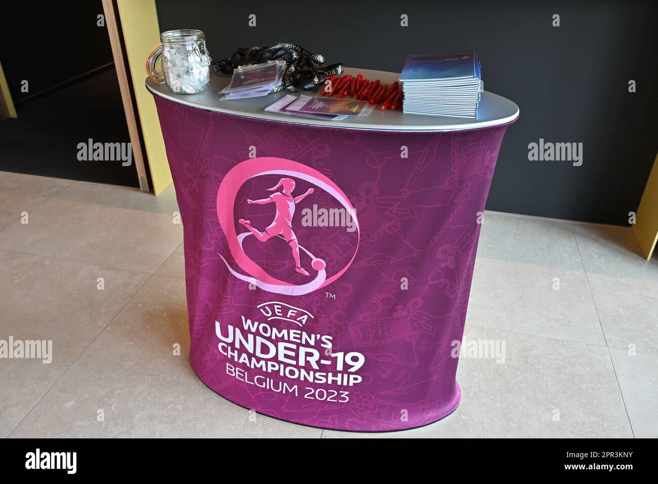 Tubize, Belgio - 26 aprile : immagine che mostra una scrivania durante il torneo UEFA European Women’s Under-19 Championship 2022/23 Final Tournament Draw al Royal Belgian Football Associaton base Camp il 26 aprile 2023 a Tubize, Belgio. Foto di Sportpix | David Catry Foto Stock