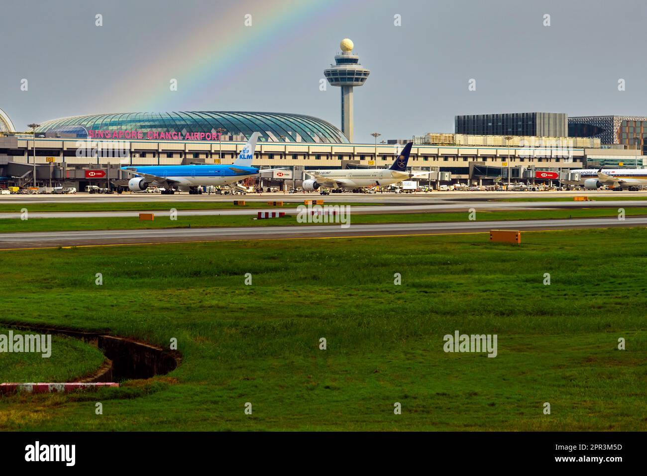 Vista dell'Aeroporto Changi di Singapore e dell'arcobaleno. Singapore. Foto Stock