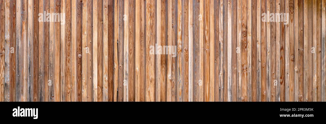 Parete panoramica in legno realizzata con tavole verticali in diverse tonalità di marrone Foto Stock Parete panoramica in legno realizzata con tavole verticali in diverse tonalità di marrone Foto Stock