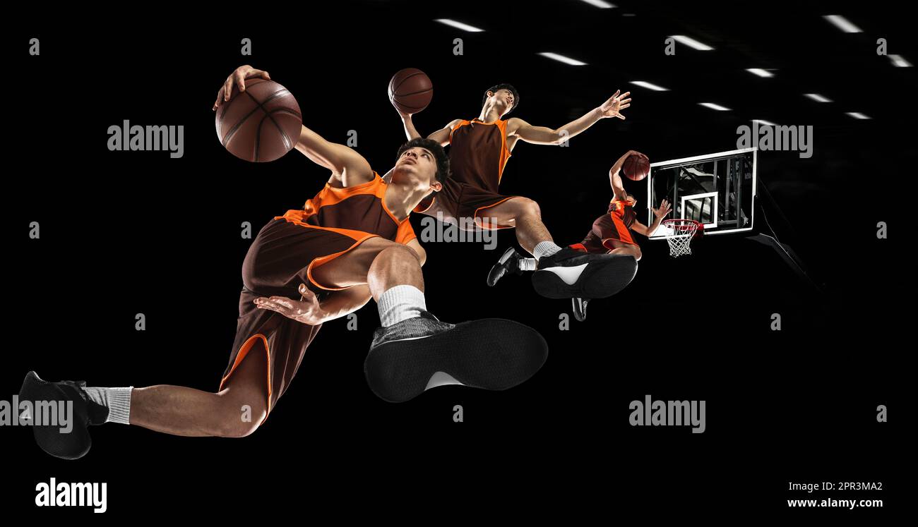 Collage creativo. Concorrenza. Giovane uomo, professionista giocatore di basket in uniforme saltando con palla su sfondo nero Foto Stock