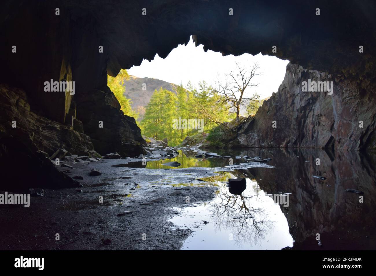 La bocca di gaping della grotta di Rydal, guardando dentro e fuori. Foto Stock