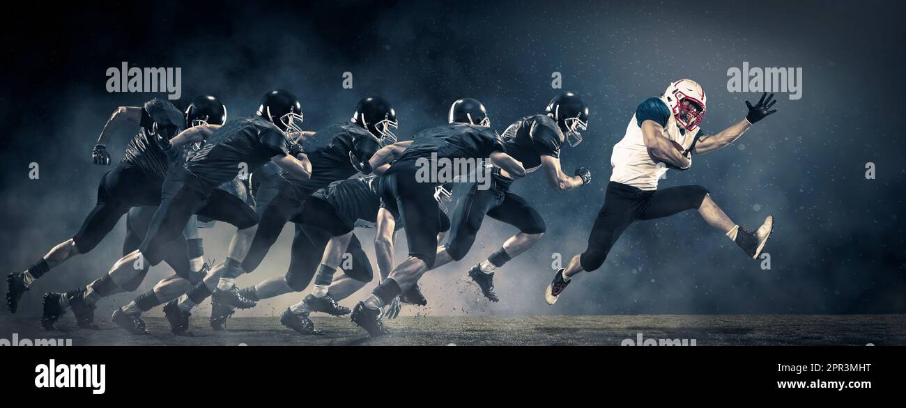 Collage creativo. Giocatori di calcio americani in movimento durante il gioco di competizione, correndo con la palla. Effetto fumo Foto Stock