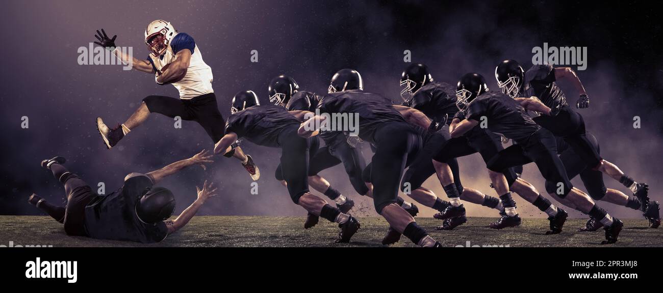 Collage creativo. Giocatori di calcio americani in movimento durante il gioco di competizione, correndo con la palla. Effetto fumo Foto Stock