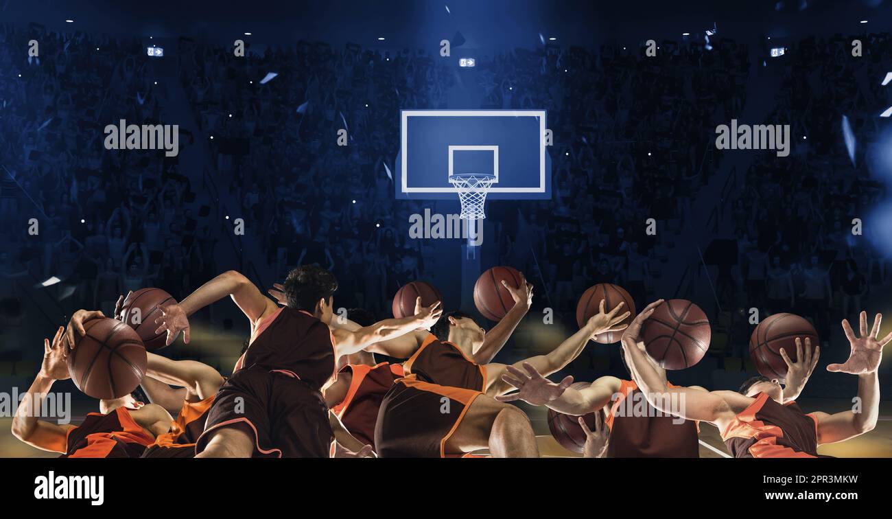 Collage creativo. Giocatori maschi di basket in movimento durante la partita allo stadio con tifosi, punteggio gol vincente, lancio di palla Foto Stock
