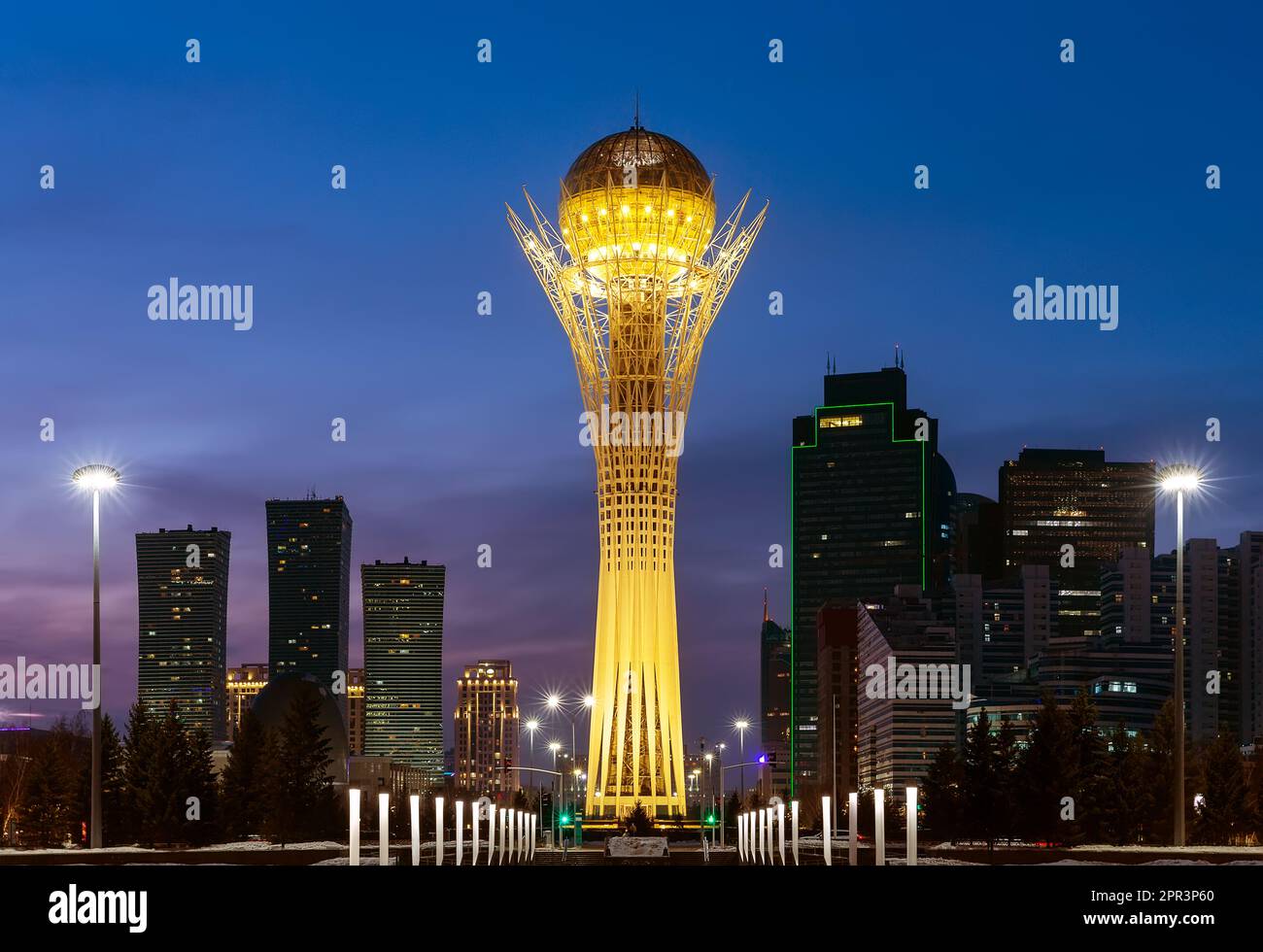 Silhouette di grattacieli al tramonto nel centro di Astana città in Kazakistan. Astana è la capitale del Kazakistan. Foto Stock