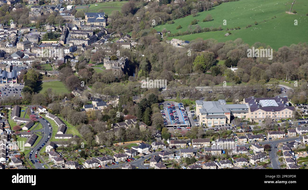 Vista aerea della sede centrale della Skipton Building Society e del castello di Skipton sulla sinistra, North Yorkshire, Regno Unito Foto Stock
