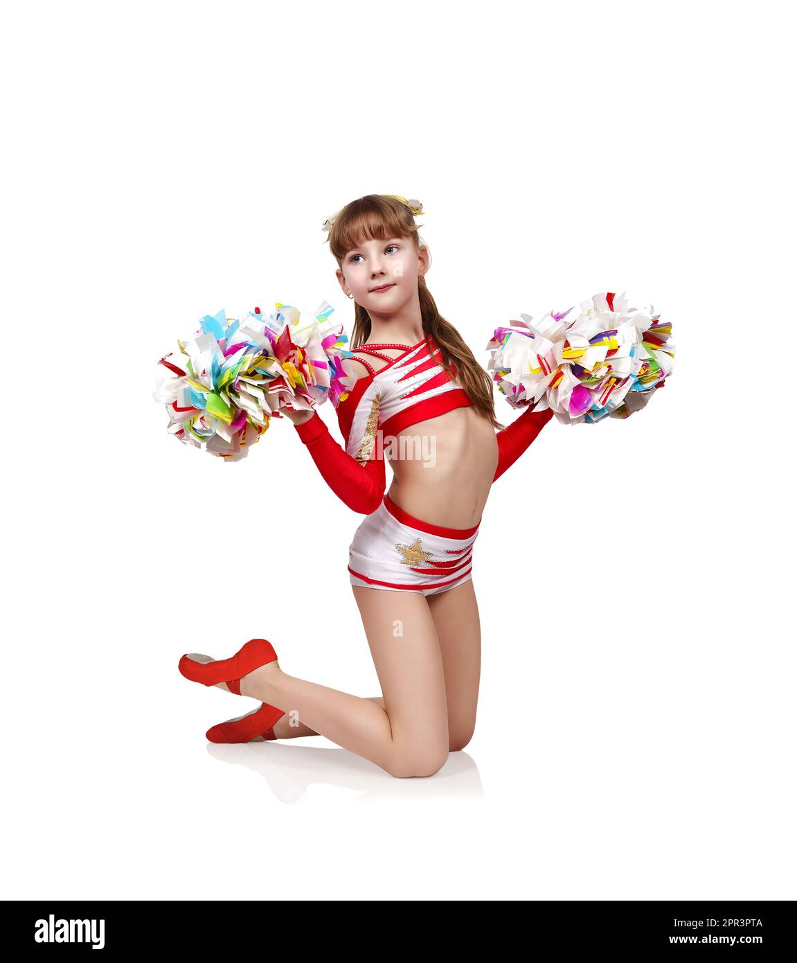 Giovane ragazza cheerleader in uniforme inginocchiata con pompon Foto Stock