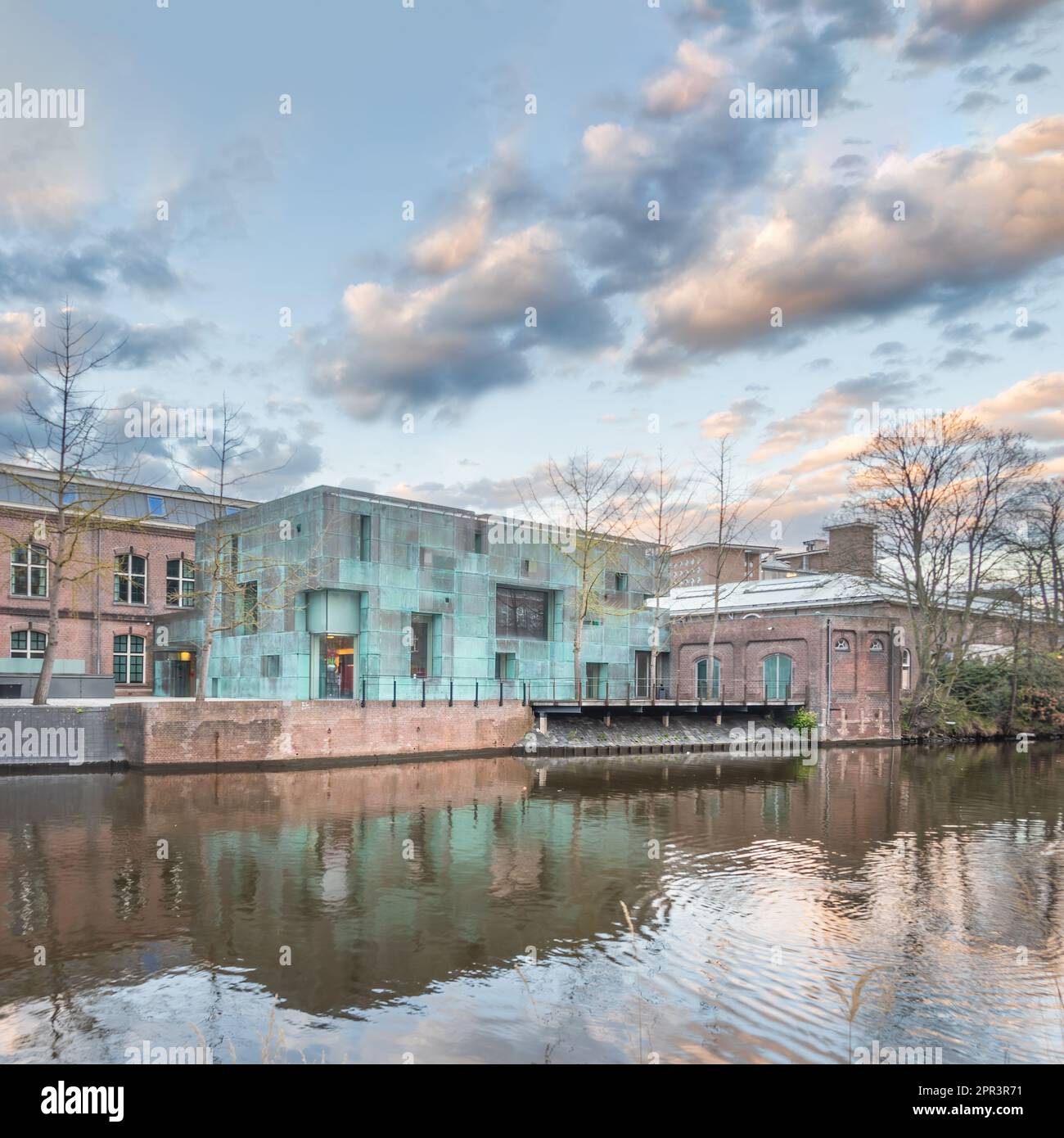 Amsterdam, Paesi Bassi - edificio degli uffici di Sarphatistraat /  padiglione Stadgenoot di Steven Holl Architects al tramonto Foto stock -  Alamy