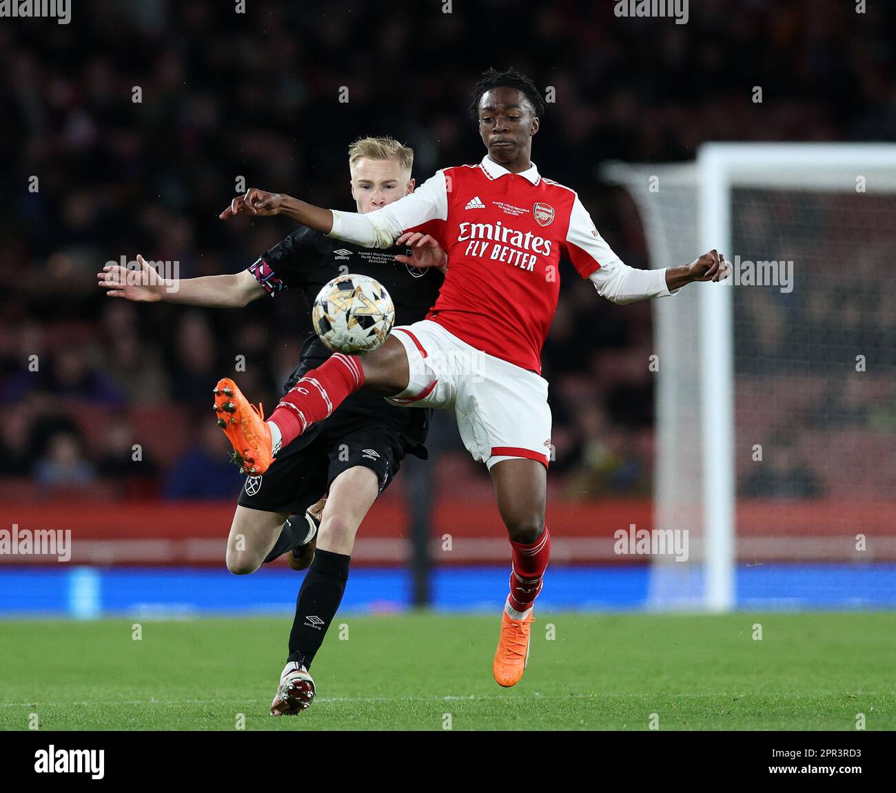 Londra, Regno Unito. 25th Apr, 2023. Osman Kamara dell'Arsenale con Ryan Battrum del prosciutto ad ovest durante la partita della fa Youth Cup all'Emirates Stadium, Londra. Il credito di immagine dovrebbe essere: David Klein/Sportimage Credit: Sportimage Ltd/Alamy Live News Foto Stock