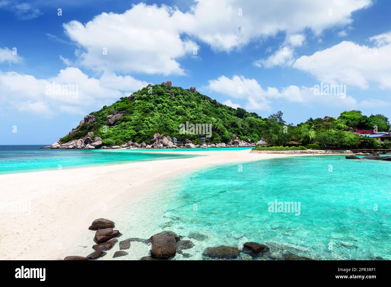 Baia di Nang Yuan con spiaggia di sabbia bianca e cielo blu nel giorno d'estate, Koh Tao, Thailandia. Bella spiaggia tropicale sfondo. Isola di Nang Yuan in estate Foto Stock
