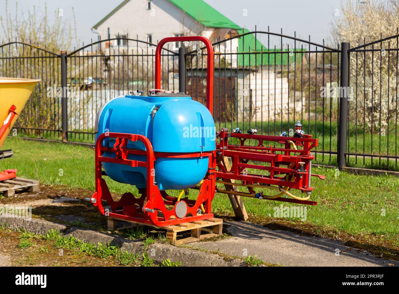 Irroratrice montata per il montaggio sul trattore. Attrezzature per il controllo dei parassiti e malattie di colture da campo mediante spruzzatura di composti chimici. Foto Stock