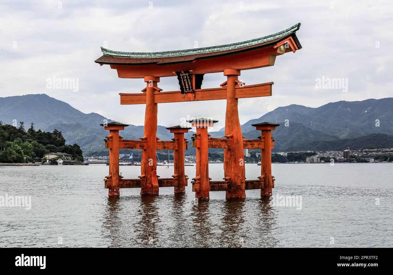 Porta Torii Giapponese al Santuario di Itsukushima, isola di Miyajima, Baia di Hiroshima, parte delle tre vedute delle principali attrazioni del Giappone, le più famose attrazioni panoramiche Foto Stock