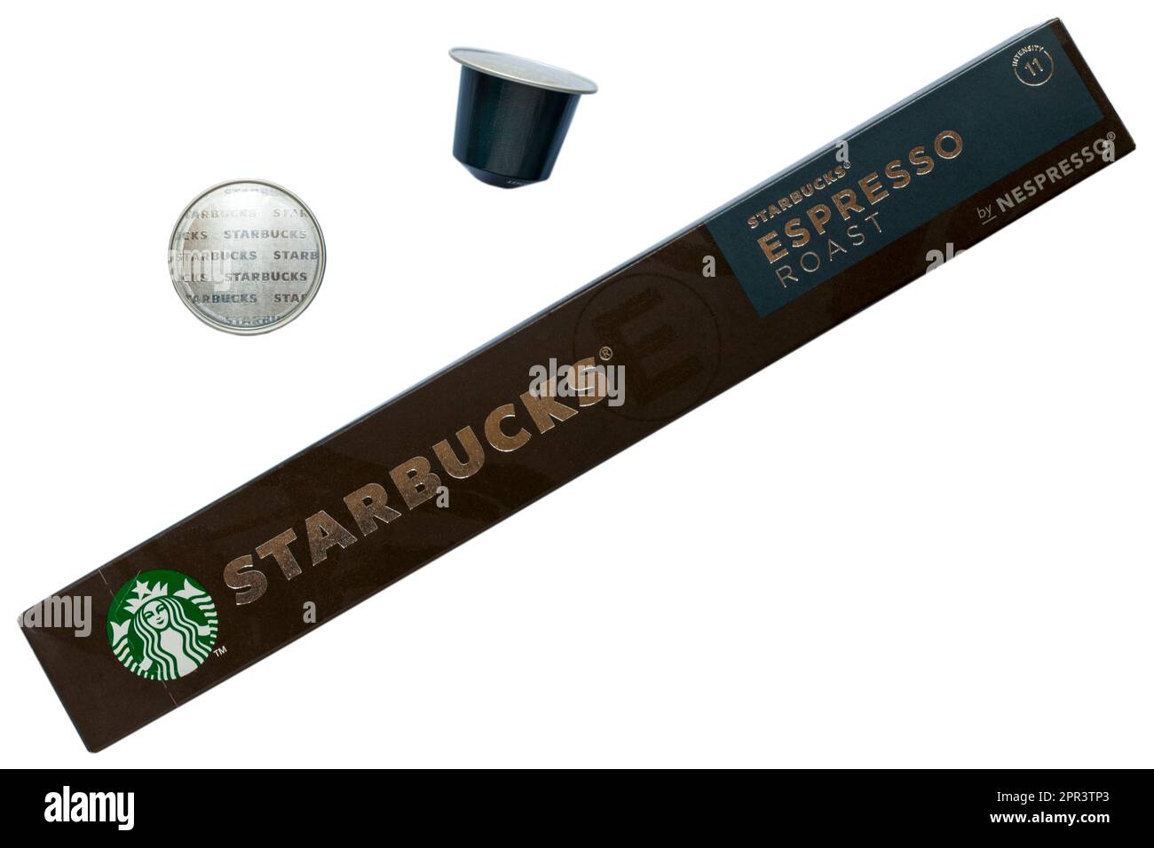 Scatola di capsule caffè Starbucks espresso Roast di Nespresso con due capsule rimosse isolate su sfondo bianco Foto Stock