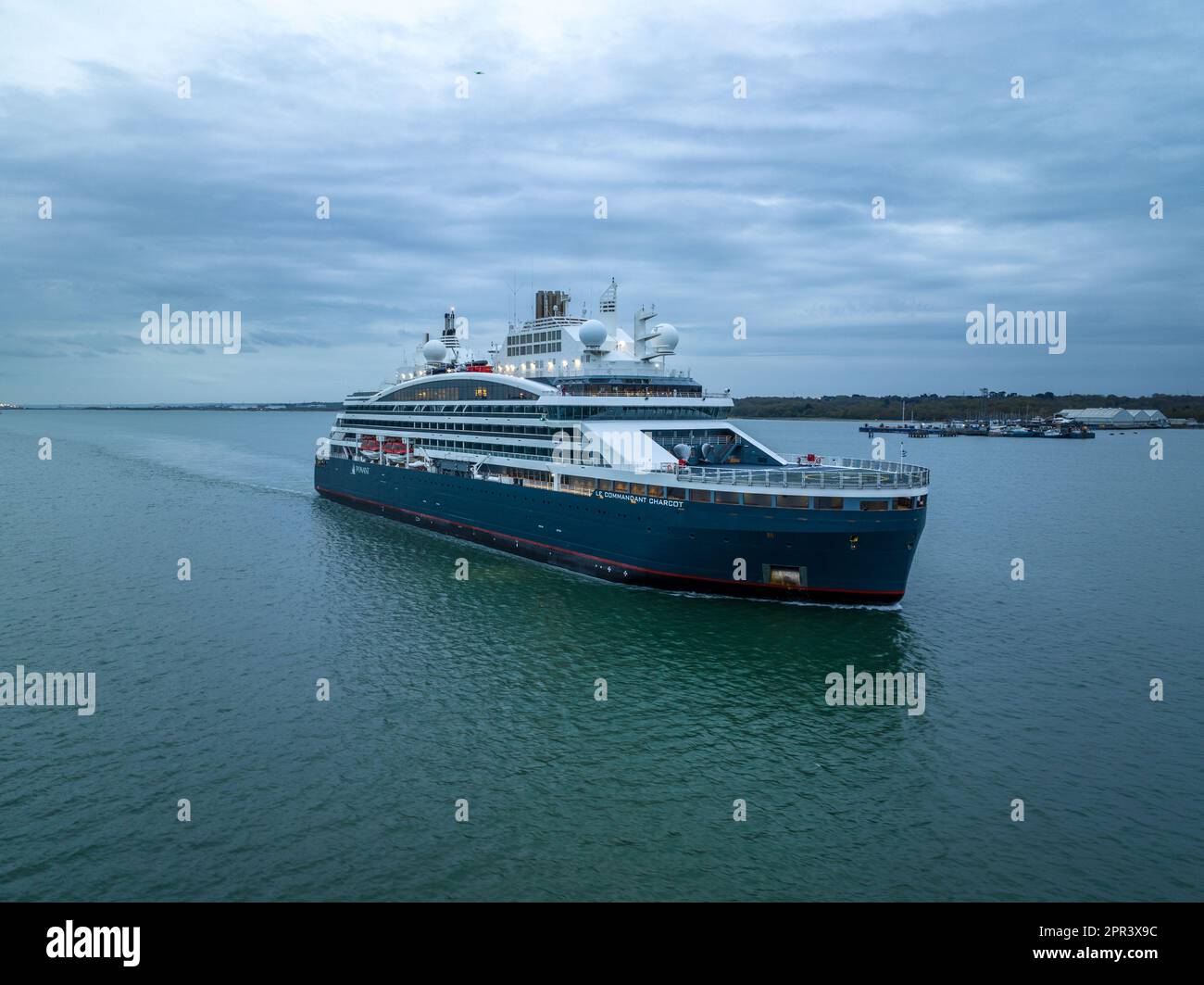 Le Commandant Charcot è una nave da crociera rompighiaccio gestita dalla compagnia di navigazione francese compagnie du Ponant. Arrivo al porto di Southampton Foto Stock