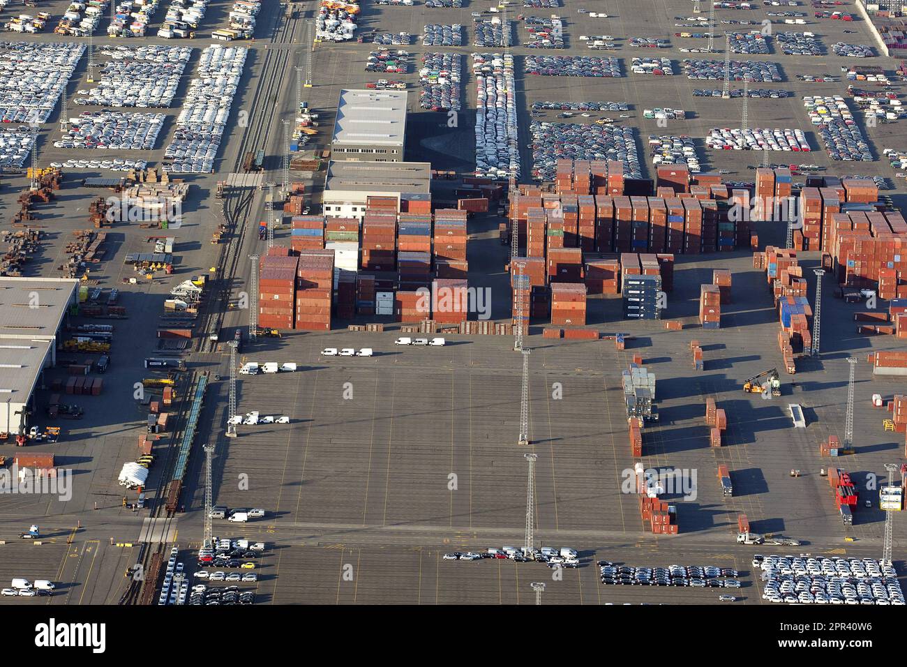 Terminal auto e terminal container al porto di Anversa, vista aerea, Belgio, Anversa Foto Stock
