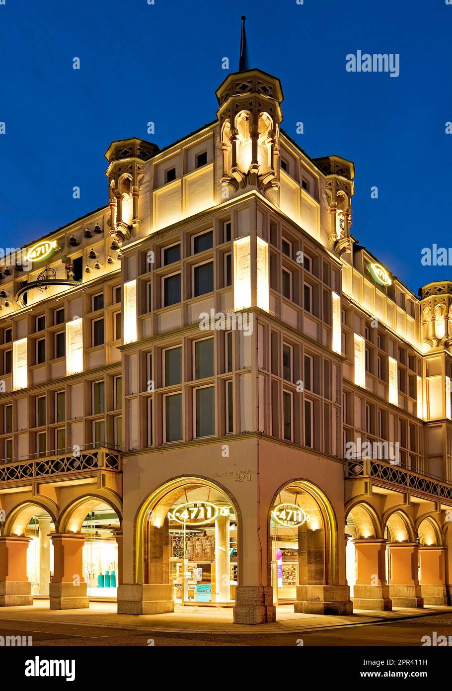 Fragrance House 4711, 4711 casa ancestrale in Glockengasse la sera, Germania, Nord Reno-Westfalia, Colonia Foto Stock