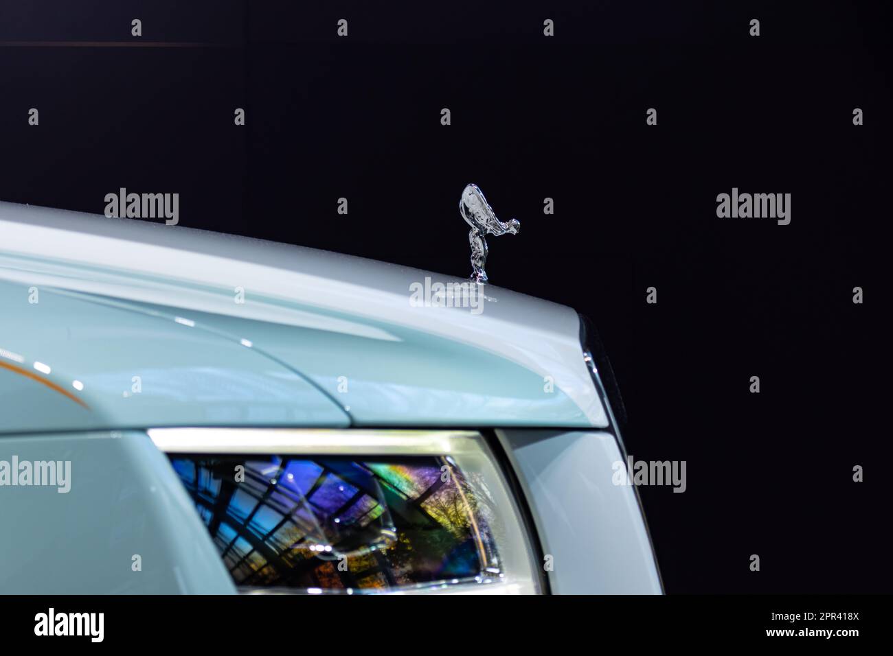 Simbolo Spirit of Ecstasy Badge su Rolls Royce Ghost in BMW Welt, Monaco di Baviera, Germania Foto Stock